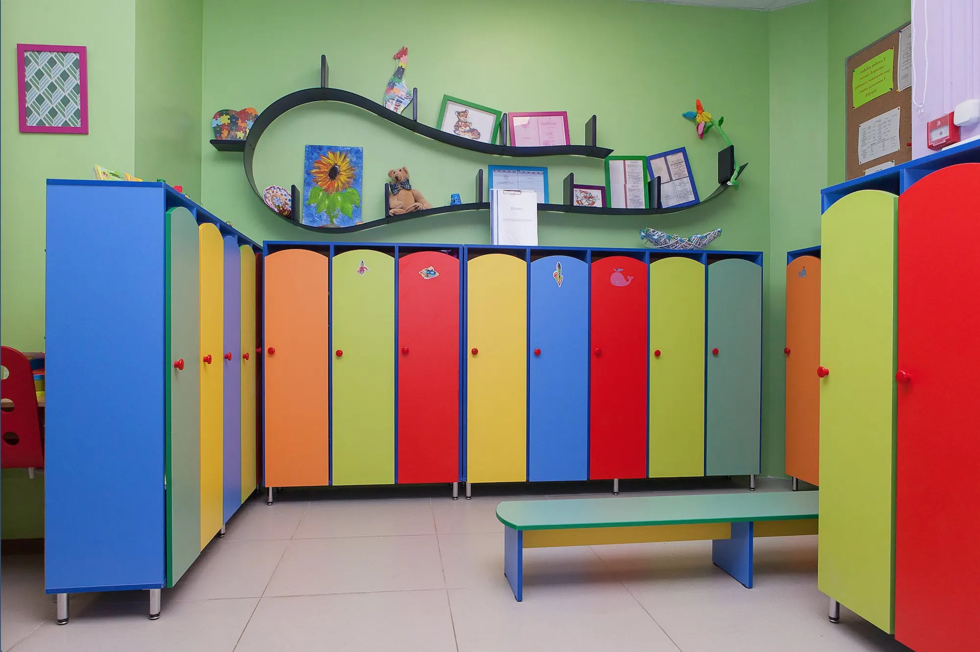 шкафчики в приемной в детском саду